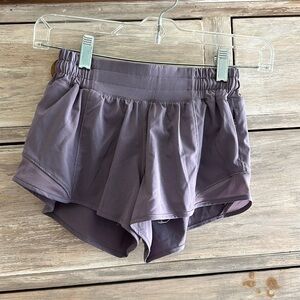 EUC Lululemon Hotty Hot Low Rise Lined Shorts 2.5”